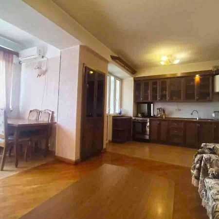 3 Room Apartment In Small Center Of Erivan Exterior foto
